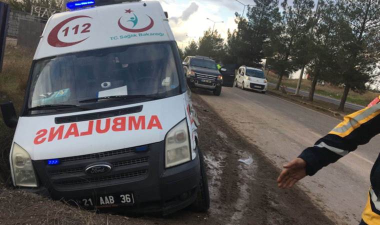 Diyarbakır'da hastaneden dönen ambulans kaza yaptı!