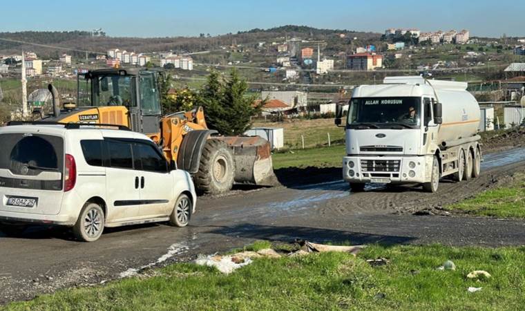 Mahalle sakinleri isyan etti: Kamyonu durdurup yolu trafiğe kapattı