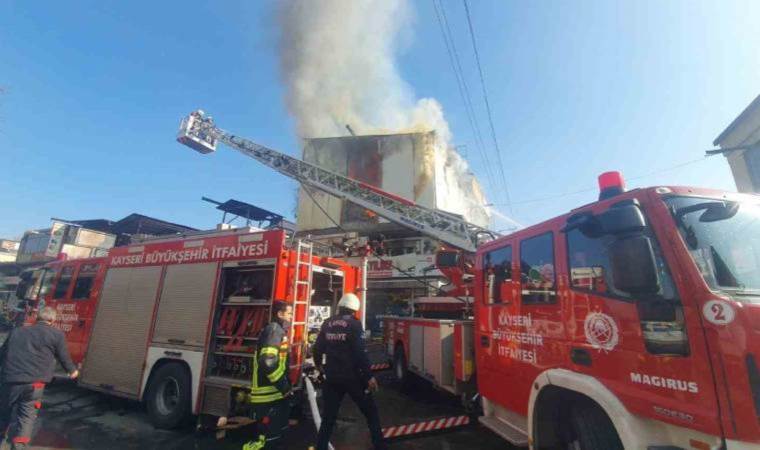 Kayseri’de iş yeri deposunda yangın