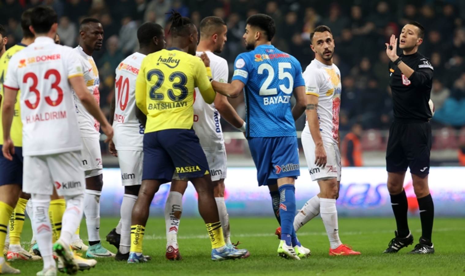 Fenerbahçe'ye çıkan kırmızı kartlar doğru mu? Eski hakemler yorumladı!