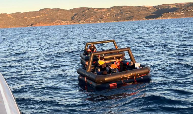 Çanakkale'de Yunanistan'ın geri ittiği 23 göçmen kurtarıldı