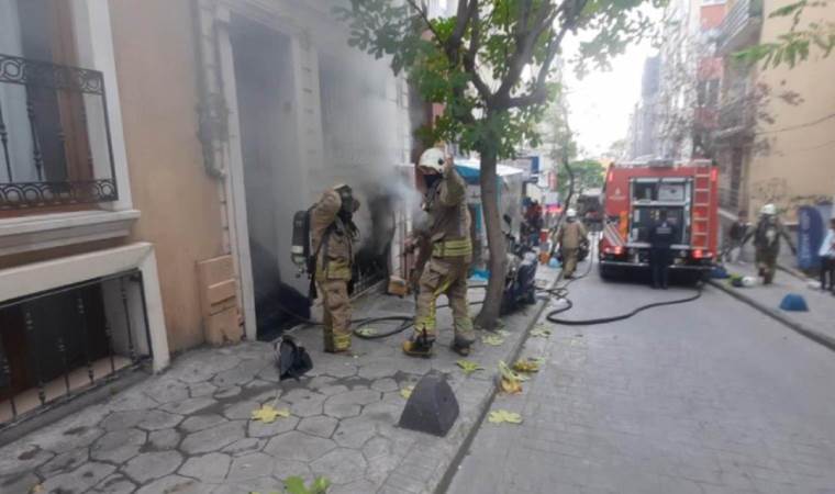 Beyoğlu'nda korkutan yangın!