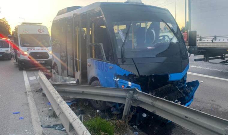 Kocaeli’de minibüs yol ayrımındaki bariyere çarptı : 15 yaralı