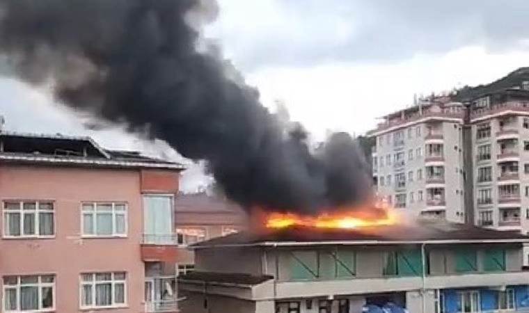 Rize'de korkutan yangın... Binanın çatısı alev alev yandı!