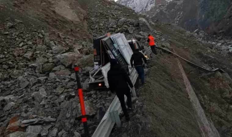 Hakkari-Van kara yolunda heyelan: Kamyonetteki 3 kişi yaralandı