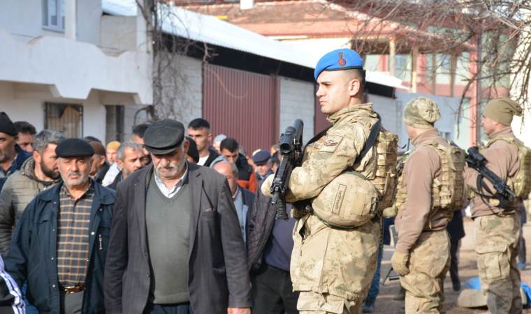 İki ailenin kavgasında ölen Salih, güvenlik önlemleri altında toprağa verildi