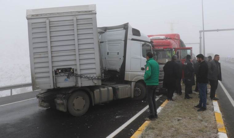 Zincirleme trafik kazası nedeniyle Ağrı-Van karayolu ulaşıma kapandı