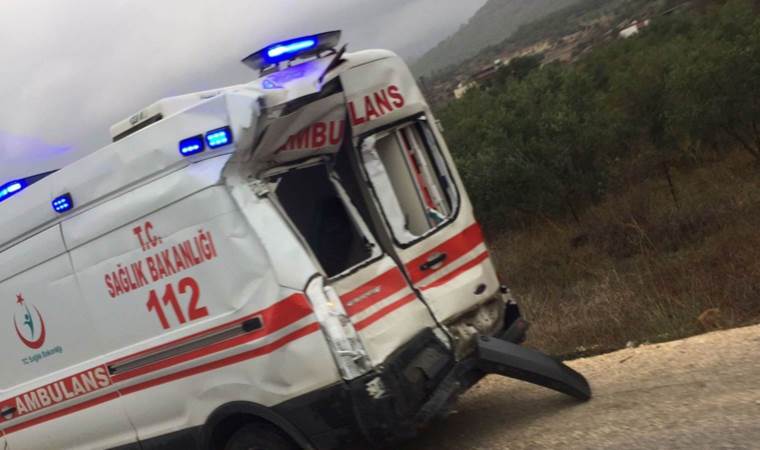 Ambulansa arkadan çarpan otobüs devrildi: 2 yaralı