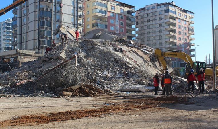 10 ili etkileyen depremlerin üzerinden 4 gün geçti, hâlâ enkaz altında kalanlar bulunuyor