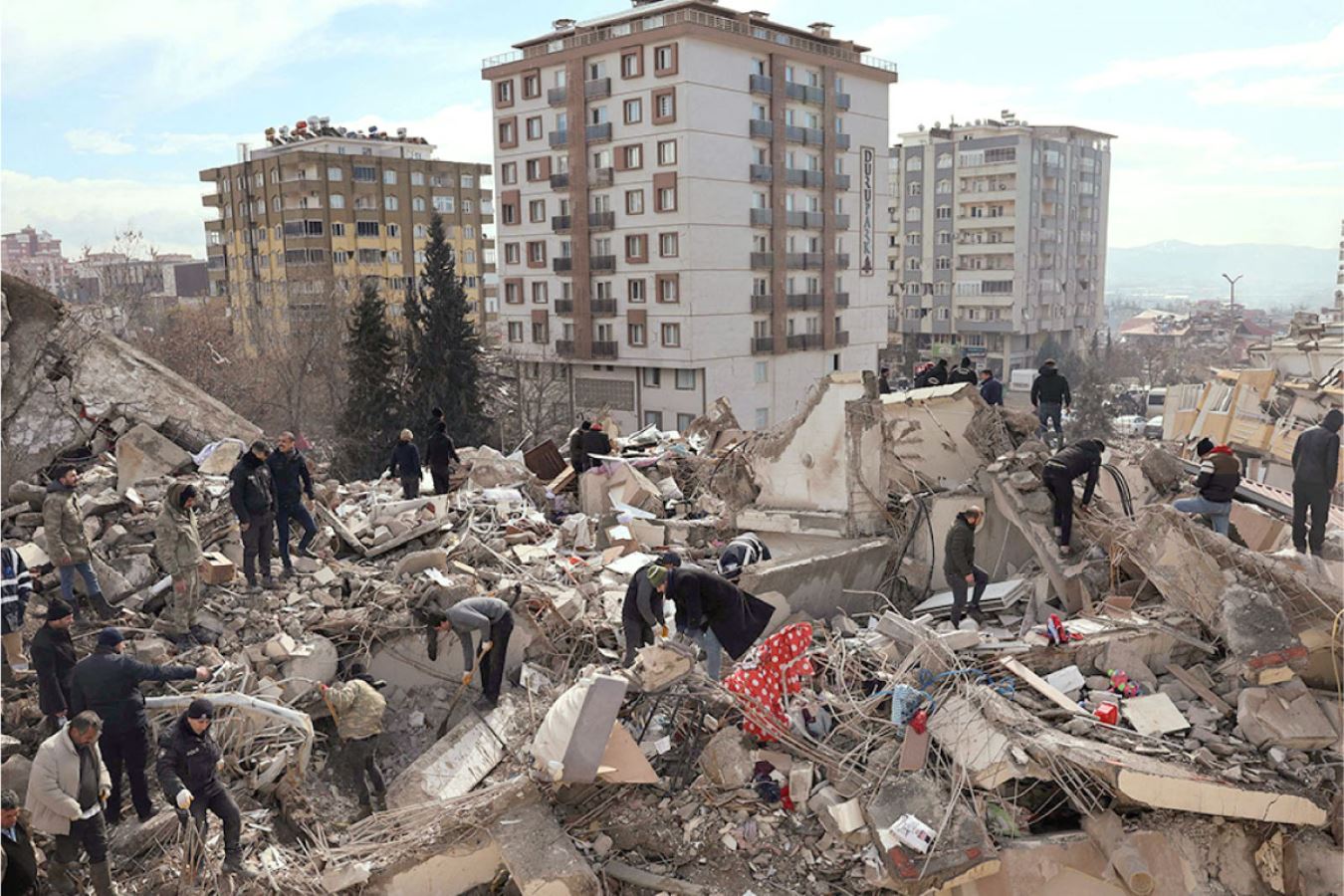 Depremin öncesi ve sonrasında çekilen fotoğraflar büyük tahribatı ortaya koydu