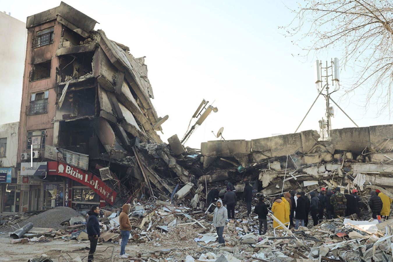 Depremin öncesi ve sonrasında çekilen fotoğraflar büyük tahribatı ortaya koydu