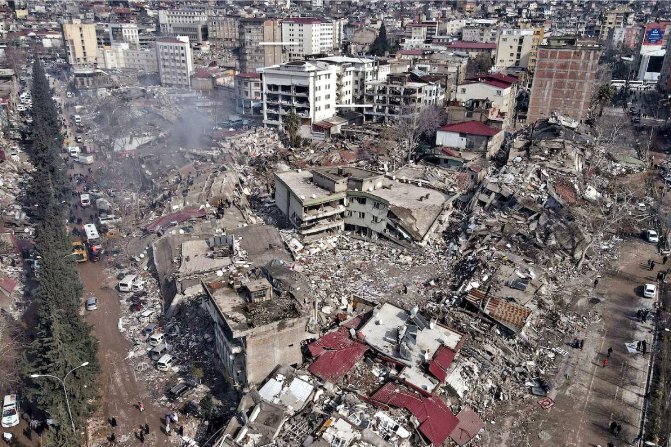 Depremin öncesi ve sonrasında çekilen fotoğraflar büyük tahribatı ortaya koydu