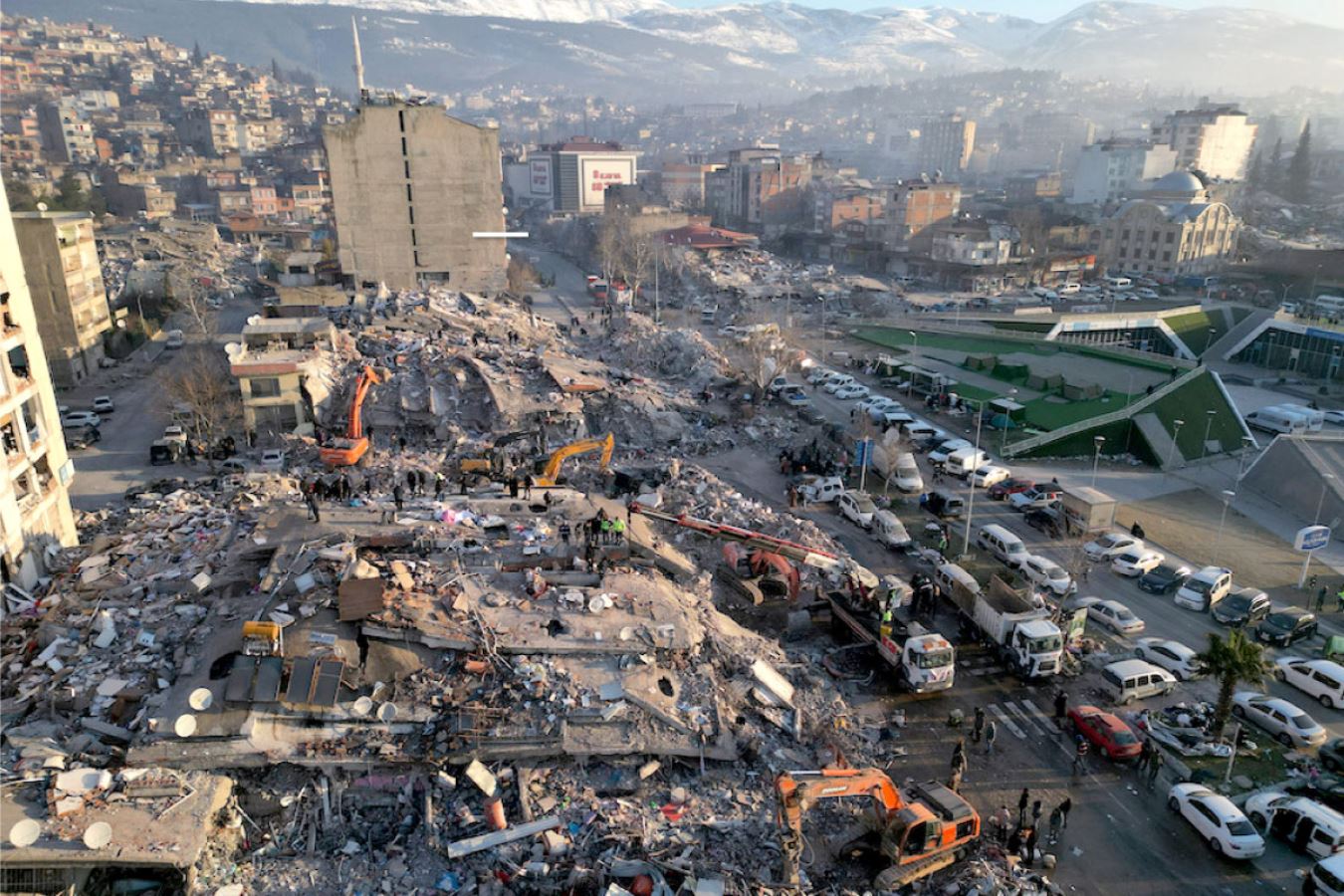 Depremin öncesi ve sonrasında çekilen fotoğraflar büyük tahribatı ortaya koydu