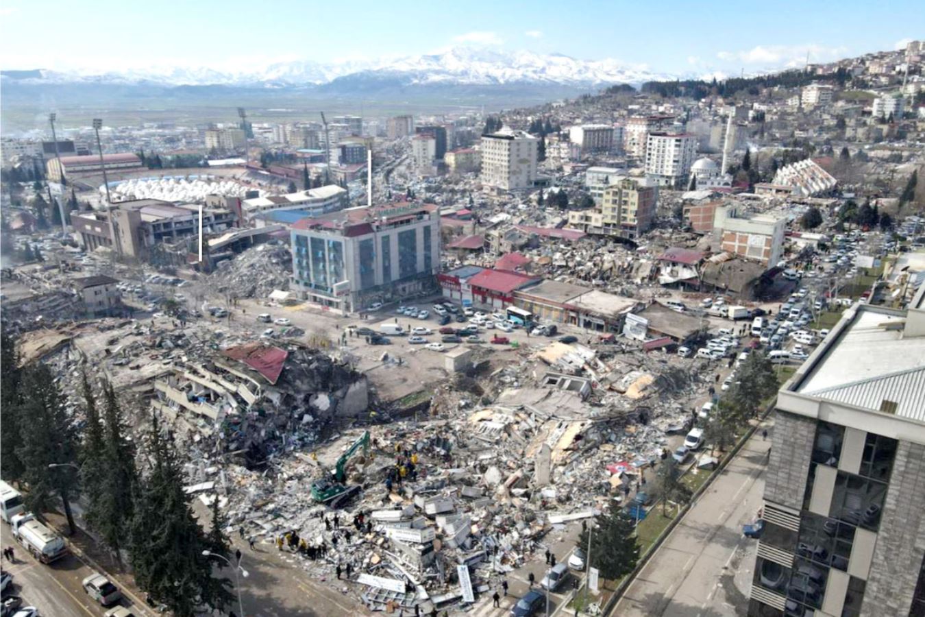 Depremin öncesi ve sonrasında çekilen fotoğraflar büyük tahribatı ortaya koydu