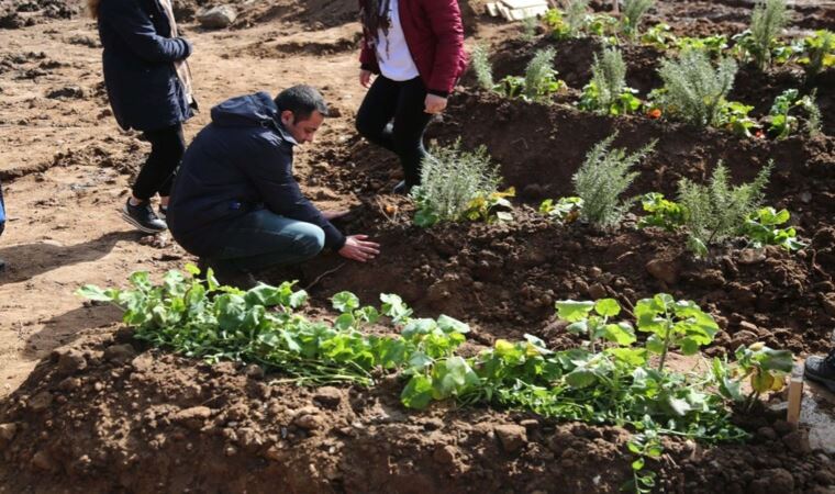 Görevli olduğu için depremden kurtulan polis memuru, ailesini kaybetti