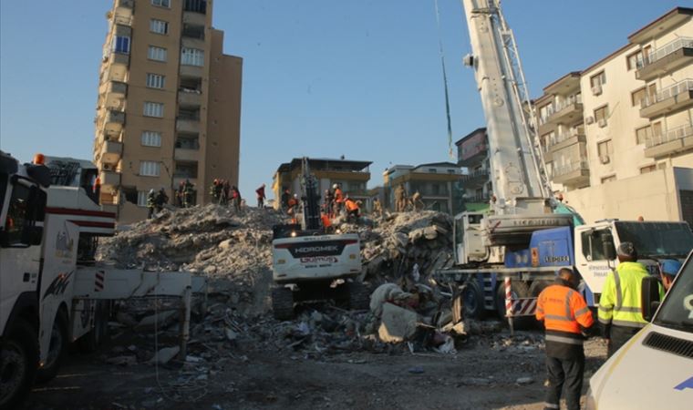 Kahramanmaraş'ta deprem anı güvenlik kameralarına yansıdı