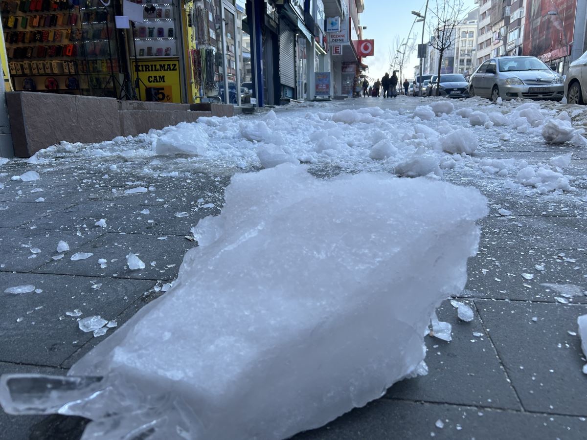 Gece eksi 24’e düşen hava sıcaklığı Erzurum’u dondurdu