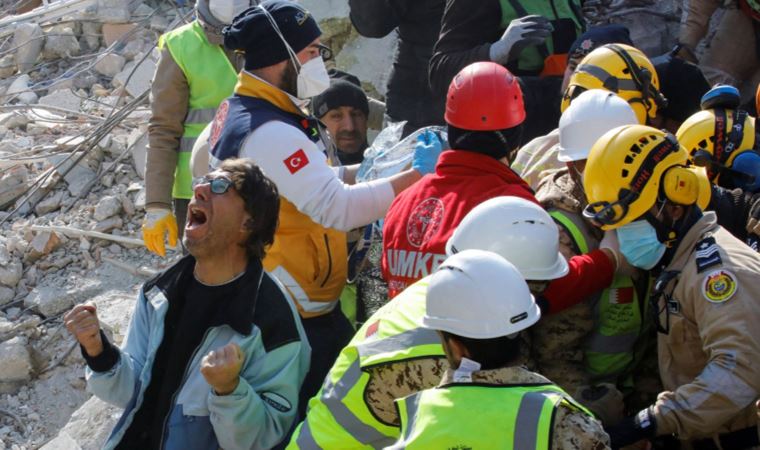 Annesi enkazdan 177 saat sonra kurtarıldı! Evladın göz yaşartan mutluluğu