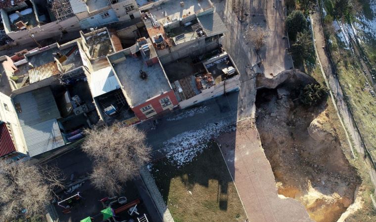 Gaziantep'te depremin etkisi ile 3 noktada dev çukur oluştu