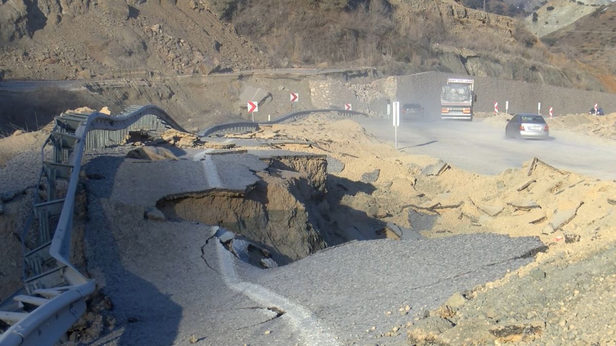 Kahramanmaraş merkezli depremler karayollarında tahribata yol açtı