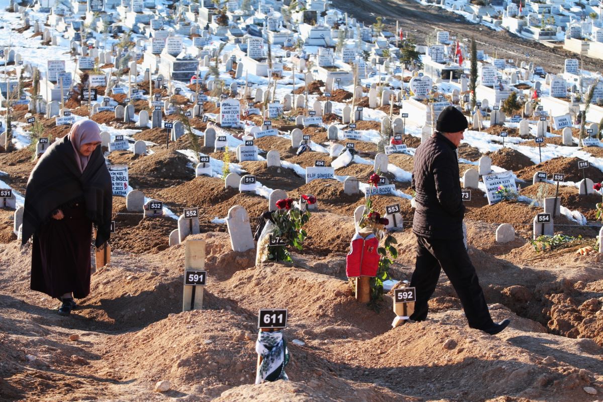 Deprem mezarlığında yürek yakan manzaralar: Mezar taşlarına son giydikleri asılıyor....