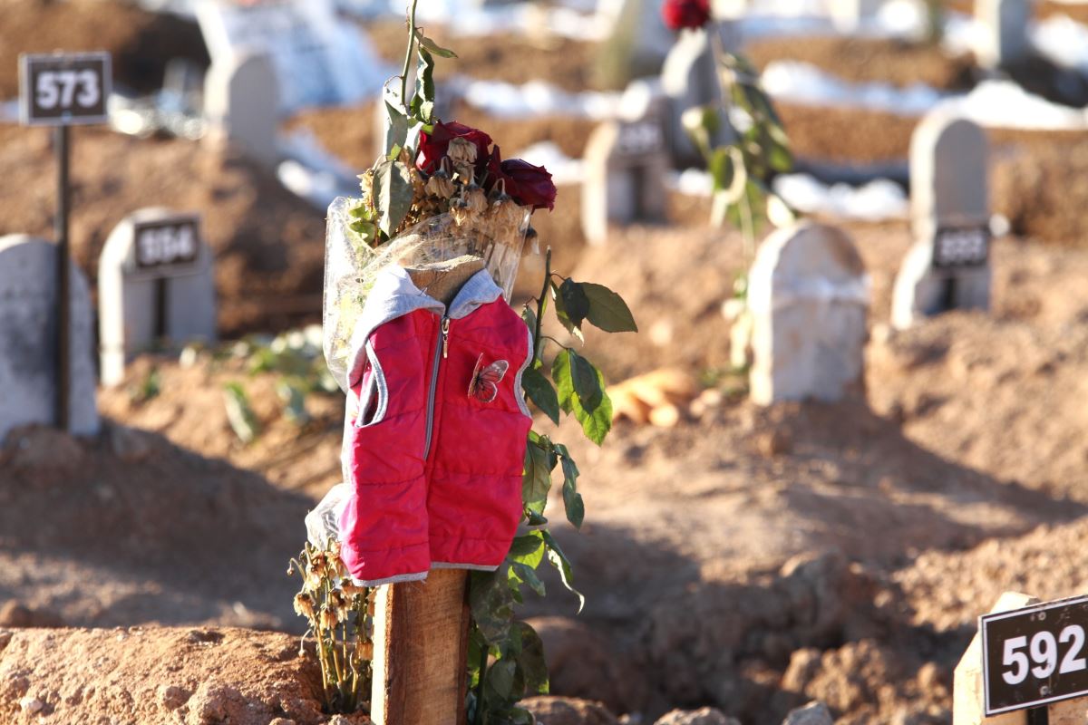 Deprem mezarlığında yürek yakan manzaralar: Mezar taşlarına son giydikleri asılıyor....