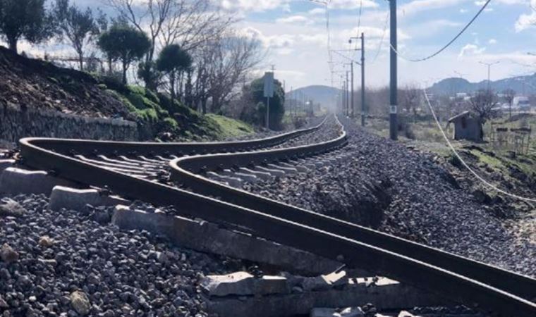 Depremde hasar gören demir yolları onarılıyor