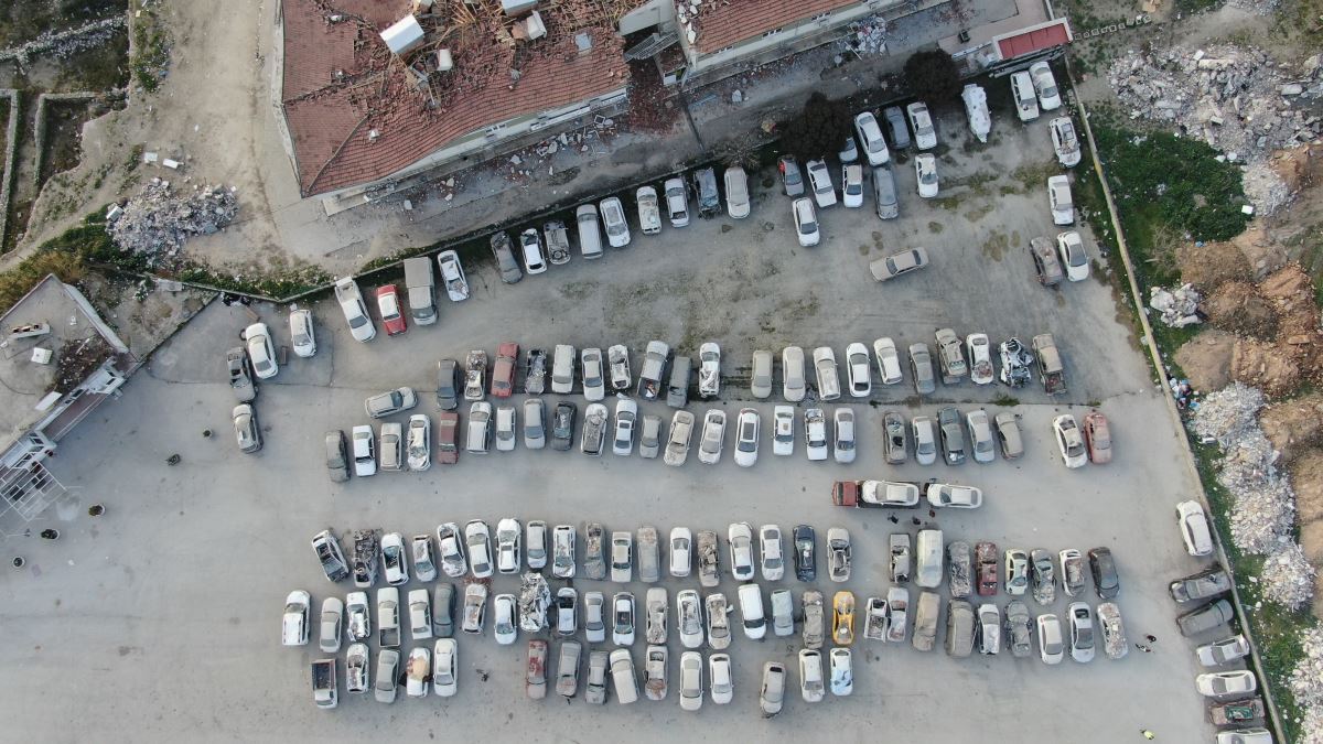 Hatay'da depremde zarar gören araçlar, araba mezarlığına götürüldü