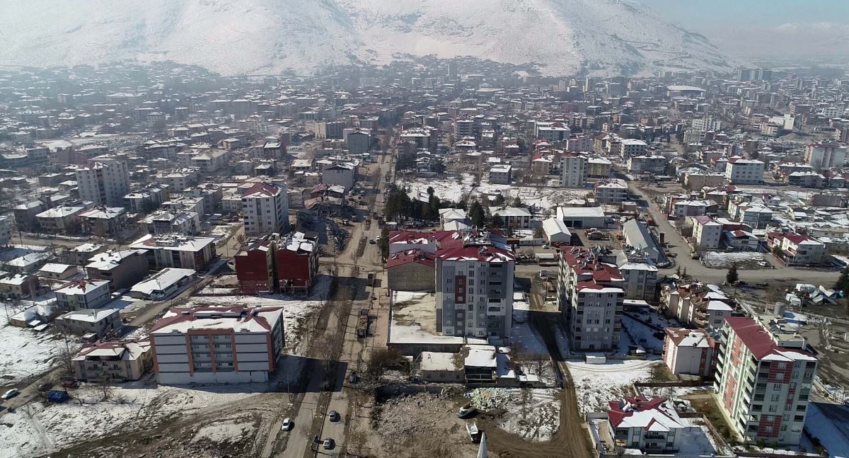 Depremde harabeye dönen mahalle dron ile havadan görüntülendi