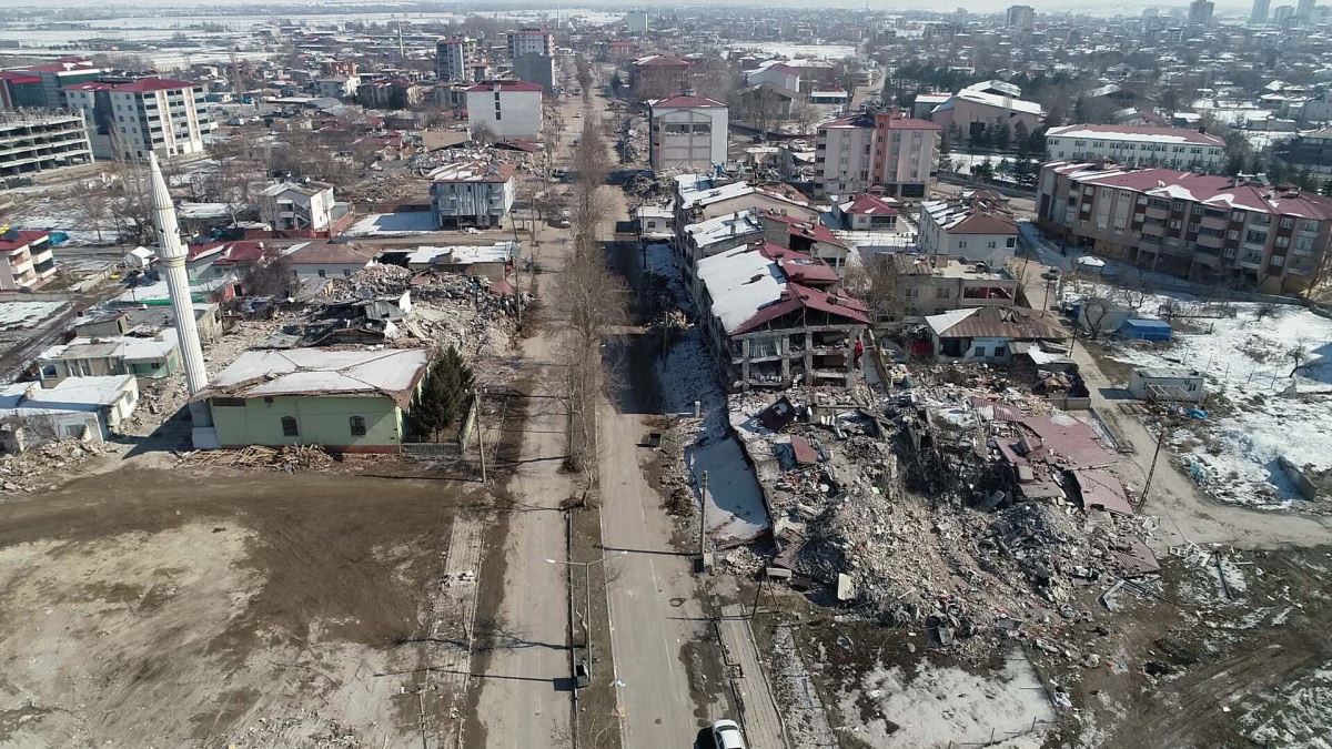 Depremde harabeye dönen mahalle dron ile havadan görüntülendi