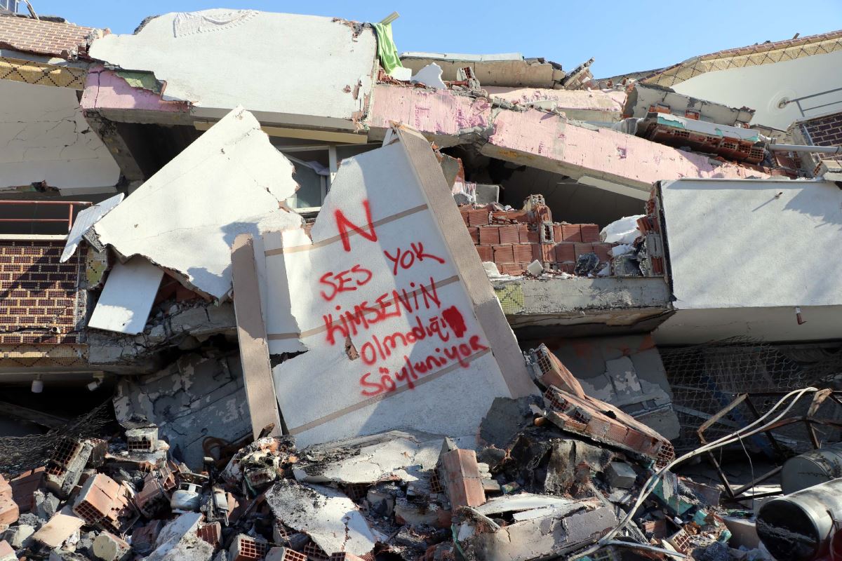 Depremde harabeye dönen mahalle dron ile havadan görüntülendi