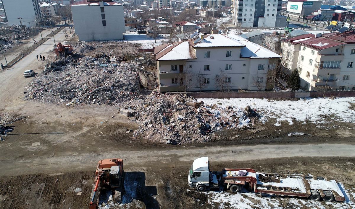 Depremde harabeye dönen mahalle dron ile havadan görüntülendi