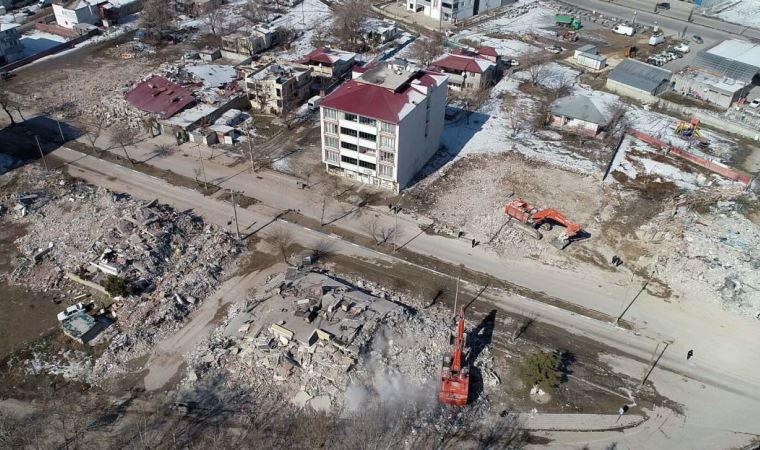 Depremde harabeye dönen mahalle dron ile havadan görüntülendi