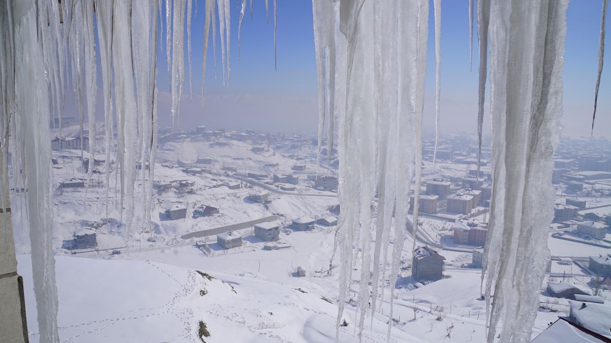 Hakkari, Yüksekova’da çatılardaki buz sarkıtları 4 metreyi buldu