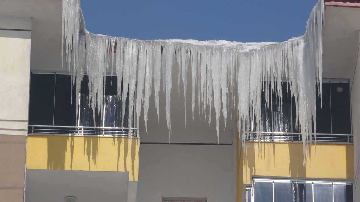 Hakkari, Yüksekova’da çatılardaki buz sarkıtları 4 metreyi buldu