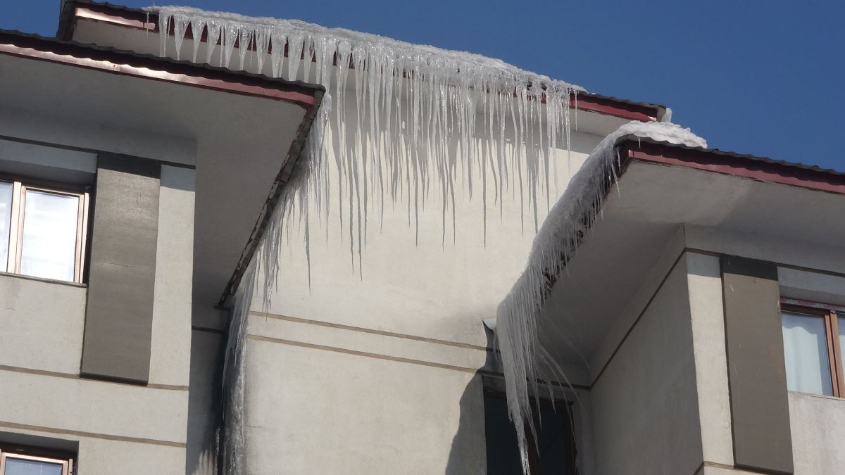 Hakkari, Yüksekova’da çatılardaki buz sarkıtları 4 metreyi buldu