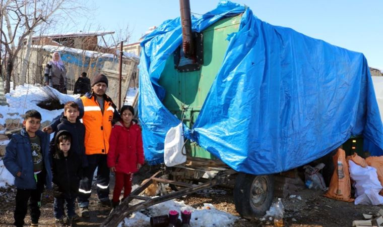 Evleri depremde hasar gören aile traktör römorkunda yaşamaya başladı