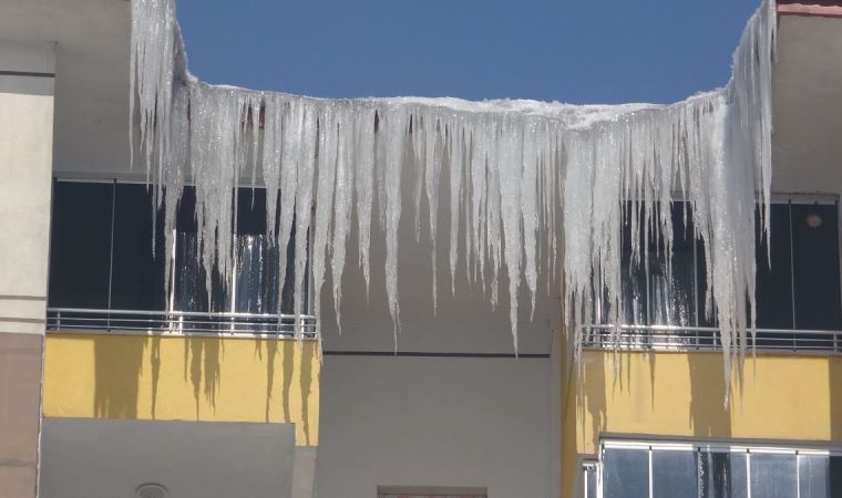 Hakkari, Yüksekova’da çatılardaki buz sarkıtları 4 metreyi buldu