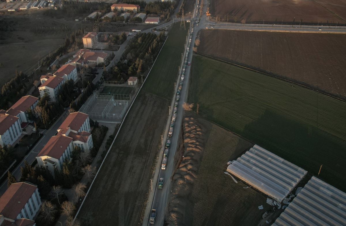 Yerle bir olan şehrin enkazı işte böyle taşınıyor...