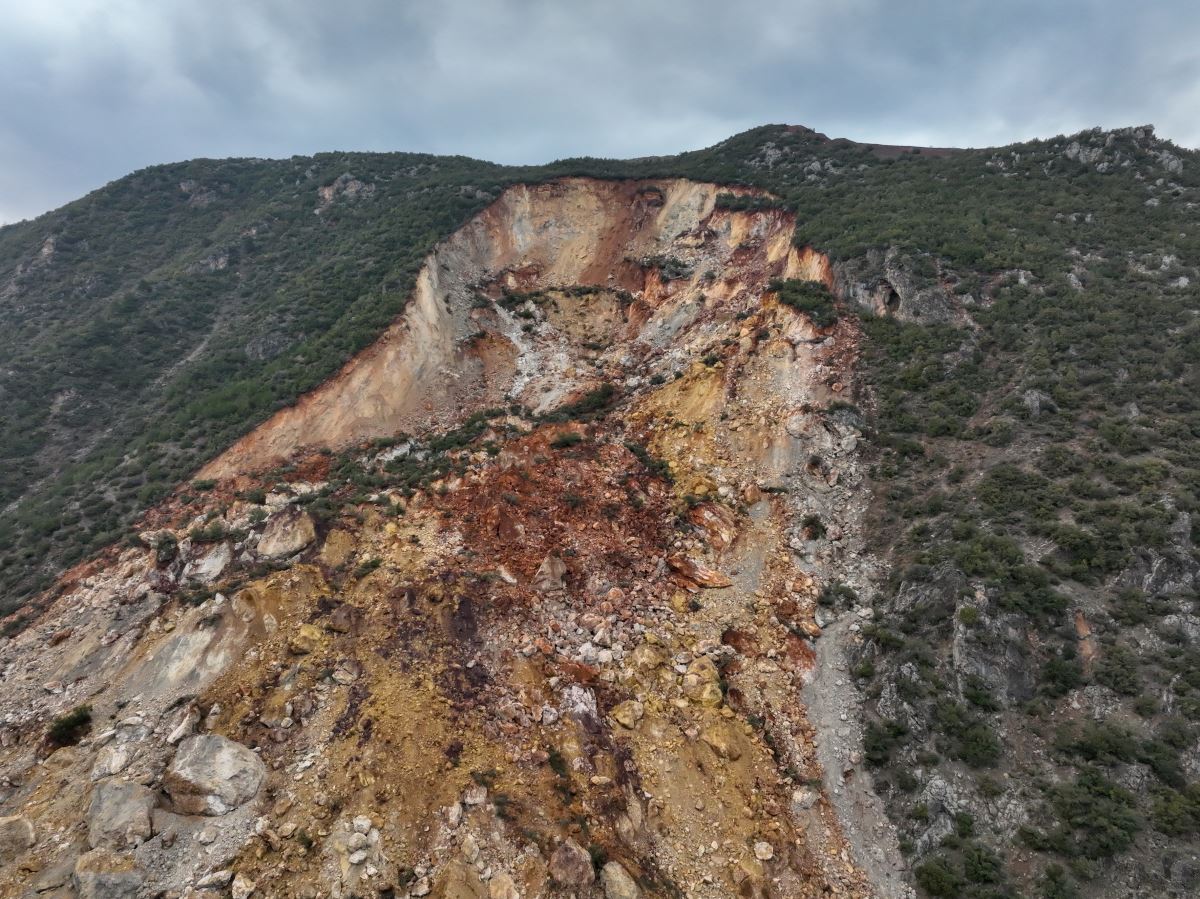 Dev kayalar iki dağın arasına düştü! İslahiye'de depremin yıkımı gözler önüne serildi