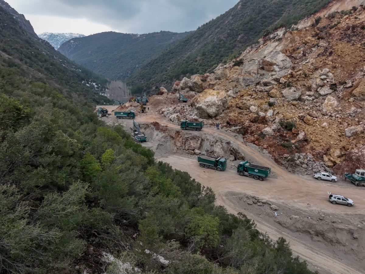 Dev kayalar iki dağın arasına düştü! İslahiye'de depremin yıkımı gözler önüne serildi