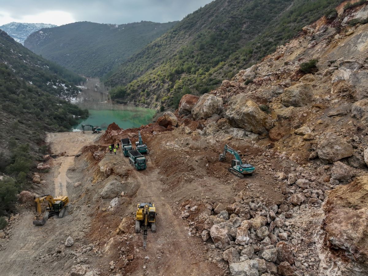 Dev kayalar iki dağın arasına düştü! İslahiye'de depremin yıkımı gözler önüne serildi