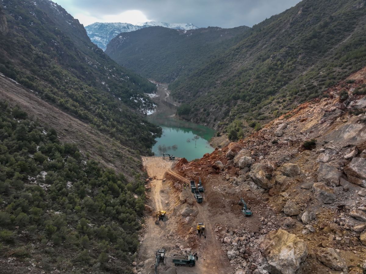 Dev kayalar iki dağın arasına düştü! İslahiye'de depremin yıkımı gözler önüne serildi