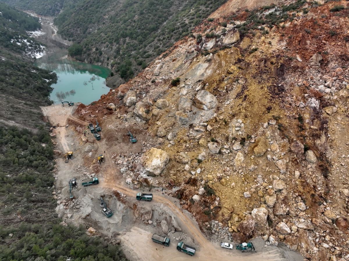 Dev kayalar iki dağın arasına düştü! İslahiye'de depremin yıkımı gözler önüne serildi