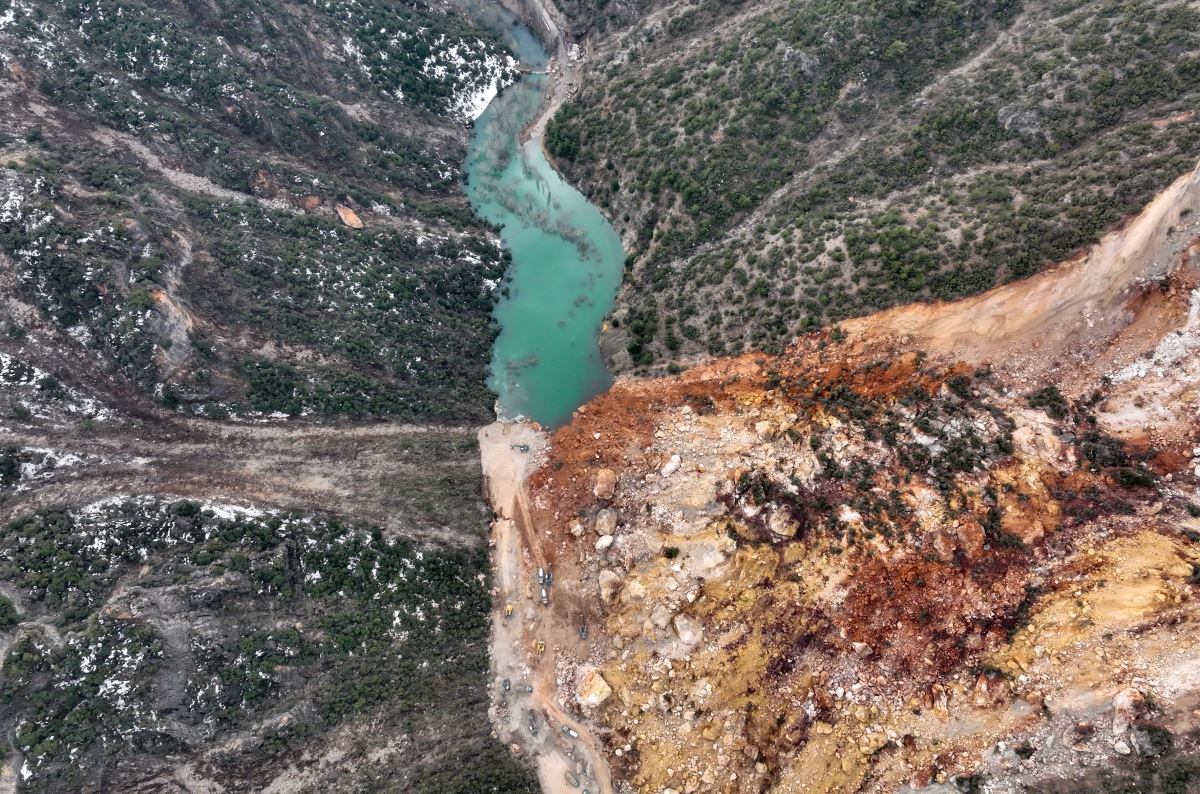 Dev kayalar iki dağın arasına düştü! İslahiye'de depremin yıkımı gözler önüne serildi