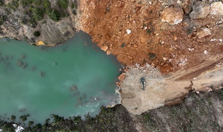 Dev kayalar iki dağın arasına düştü! İslahiye'de depremin yıkımı gözler önüne serildi