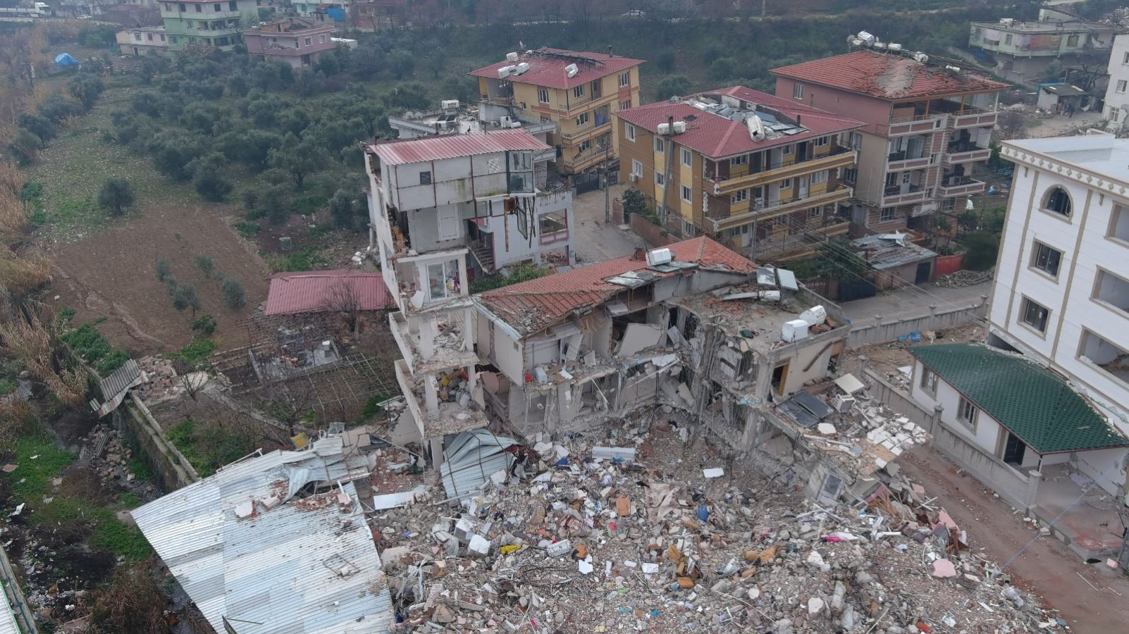 Antakya'da yarısı çöken binanın üstündeki 'güvercin evi' son depremlerle de yıkılmadı