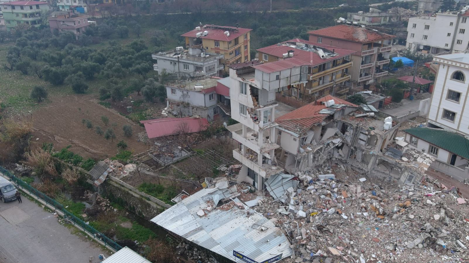 Antakya'da yarısı çöken binanın üstündeki 'güvercin evi' son depremlerle de yıkılmadı