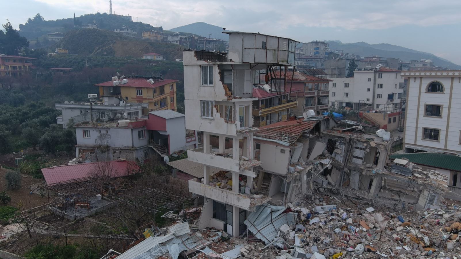 Antakya'da yarısı çöken binanın üstündeki 'güvercin evi' son depremlerle de yıkılmadı