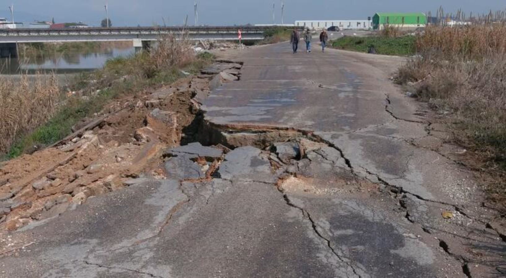 Hatay'daki depremde bazı yollar çöktü